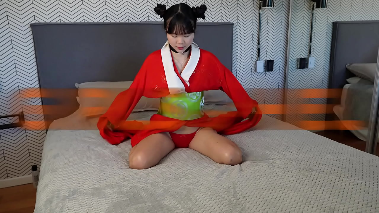 Mặc dồ kimino nằm trên giường mời anh thưởng thức